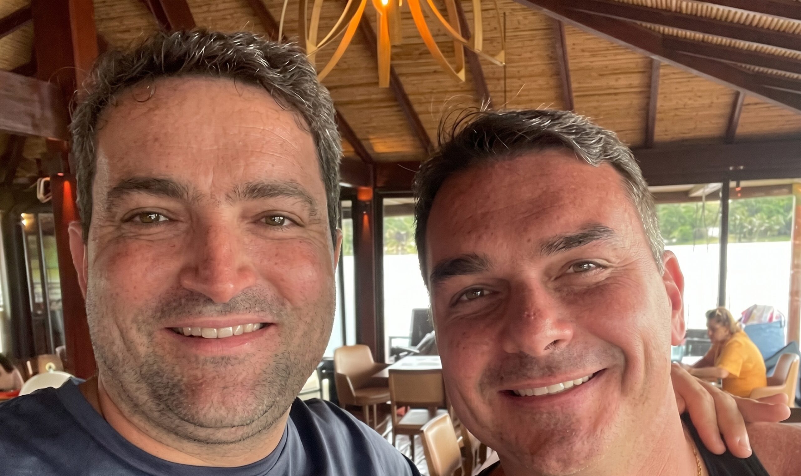 O advogado Willer Tomaz e o senador Flávio Bolsonaro lado a lado, sorrindo