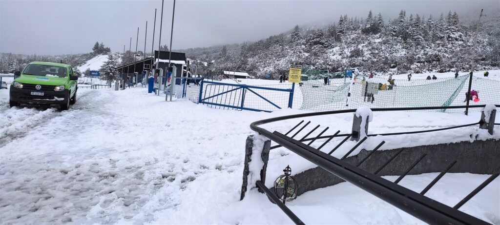 Estacionamento e base de uma estação de esqui cobertos de neve